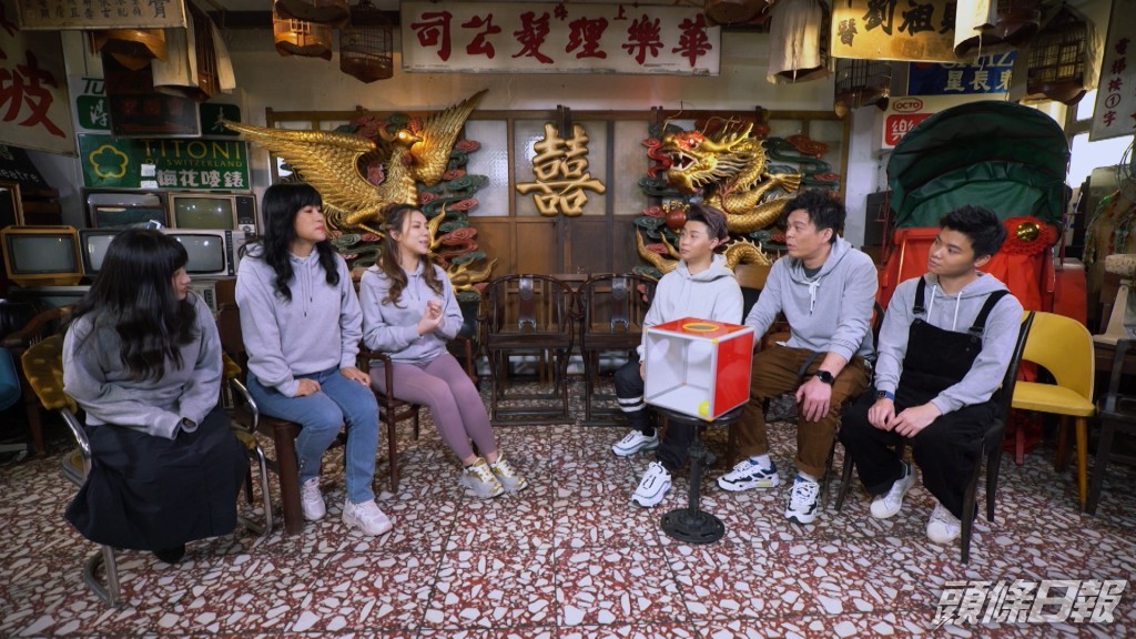 《瘋火》有很多不同環節，其中有幾位主持玩遊戲互鬥。